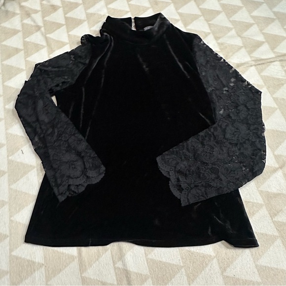 Vince Camuto
Women's Velvet Mock-Neck Lace-Sleeve Top - Picture 2 of 3